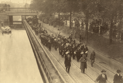 98786 Afbeelding van de optocht, op de Leidseweg te Utrecht, onder aanvoering van de het muziekcorps van de Brandweer ...